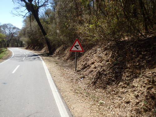 Argentine 'Sharp Curve' signs are 'attention getters'.